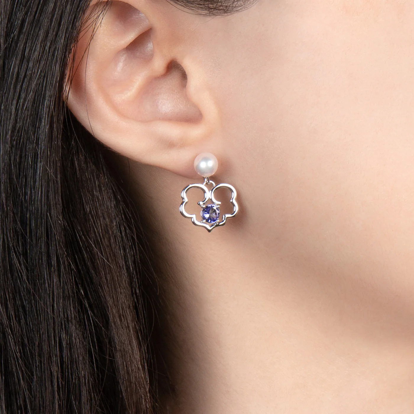 The Timeless Blessings Earrings 18kt White Gold with Tanzanite - Image 3