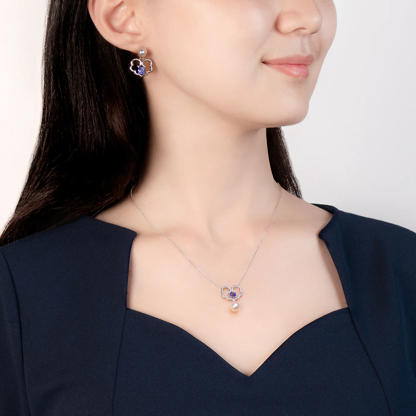 The Timeless Blessings Earrings 18kt White Gold with Tanzanite - Image 4